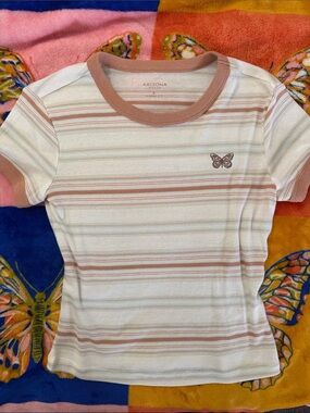 Arizona Jean Company Size Small Classic Fit Tee – Butterfly Detail 🦋
